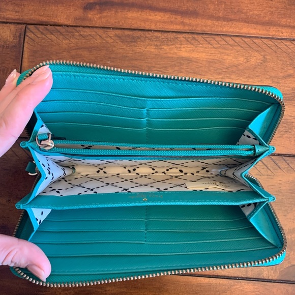✨Kate Spade Wallet✨- Large Size! - Picture 3 of 3